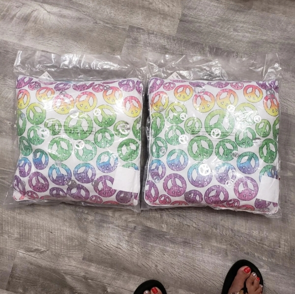 ๐๏ธ NWT Justice 2 Pillows Make A Setโ
- Picture 3 of 9